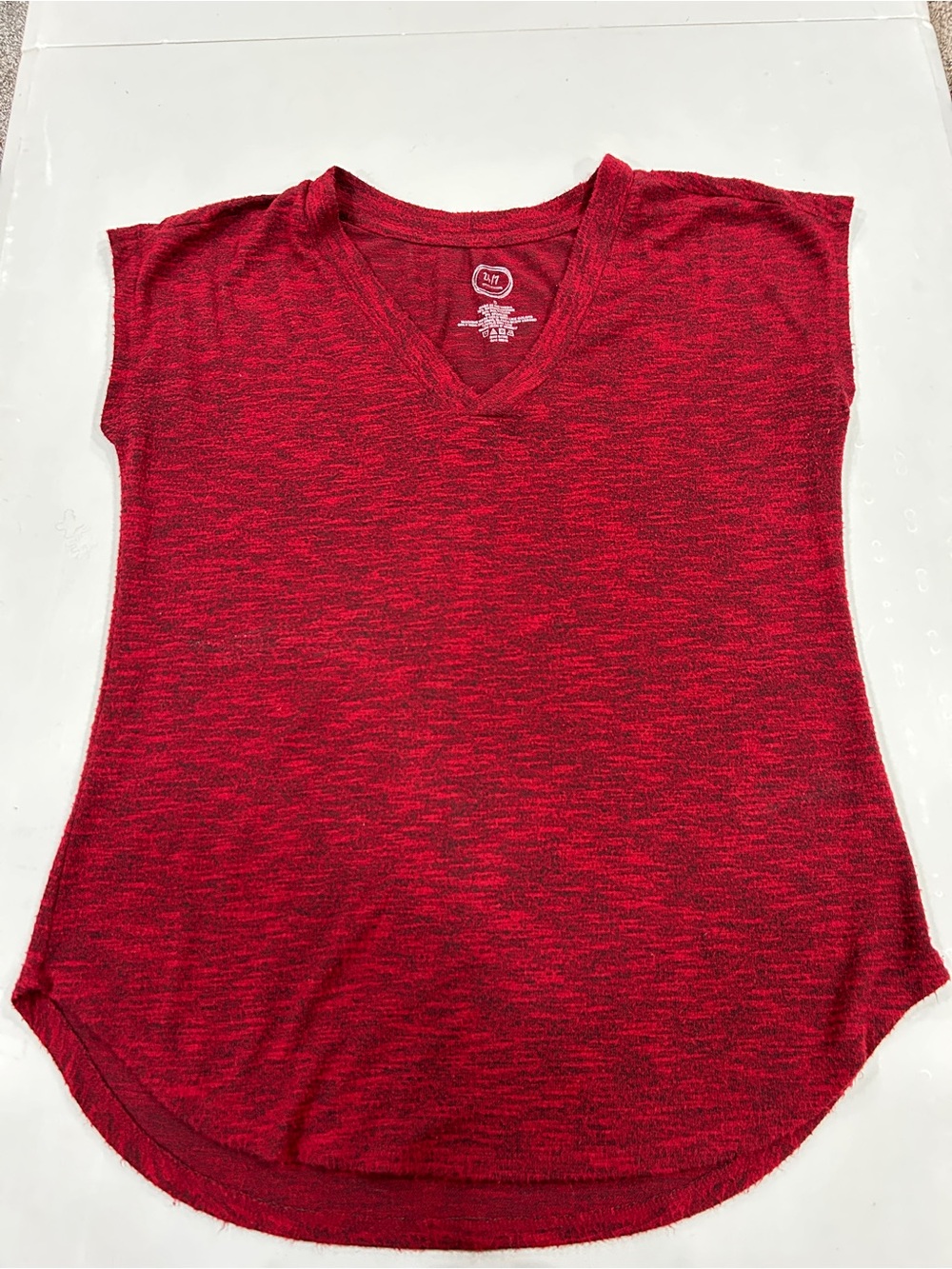 Maurices Red Heathered V-Neck Short Sleeve Tee